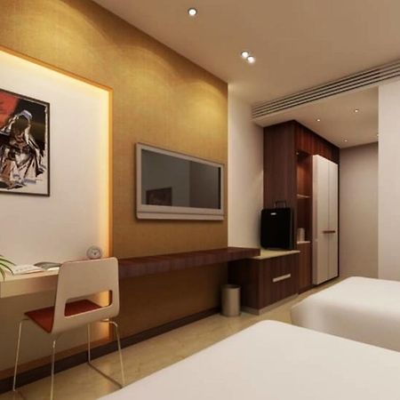 Hotel Vipul Grand Гургаон Екстериор снимка