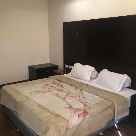 Hotel Vipul Grand Гургаон Екстериор снимка