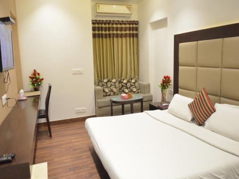 Hotel Vipul Grand Гургаон Екстериор снимка