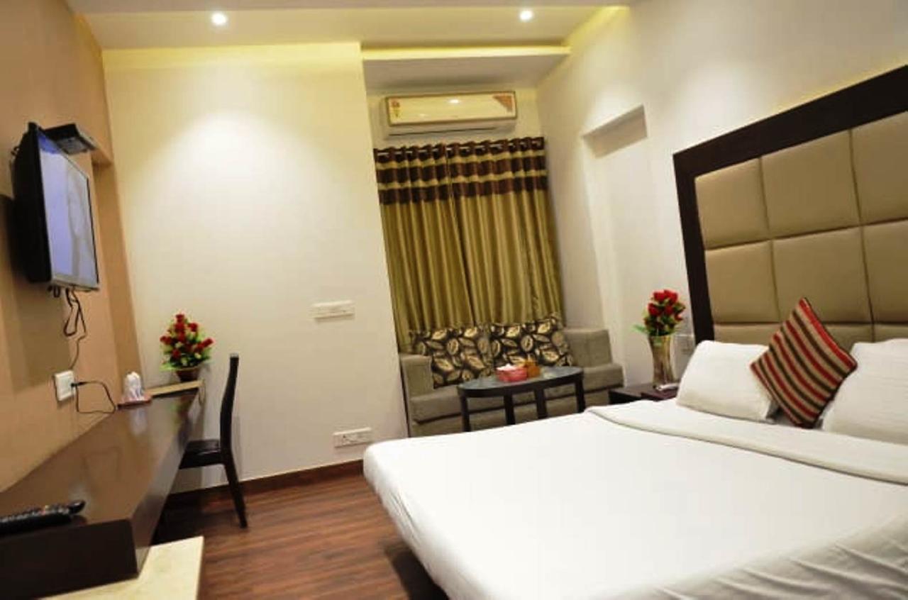 Hotel Vipul Grand Гургаон Екстериор снимка
