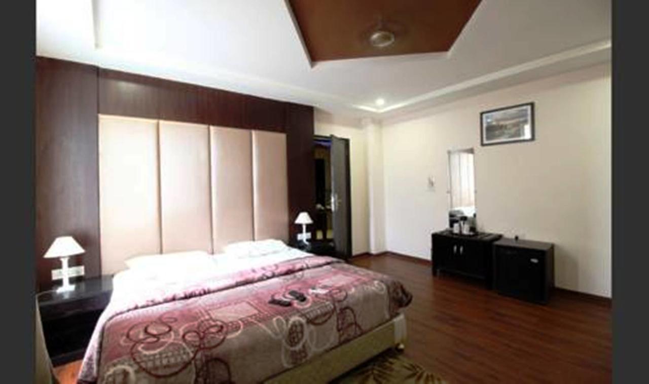 Hotel Vipul Grand Гургаон Екстериор снимка