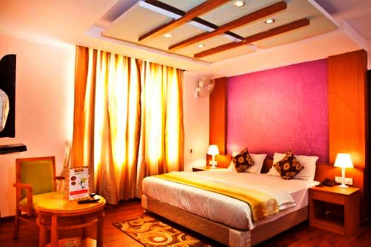 Hotel Vipul Grand Гургаон Екстериор снимка
