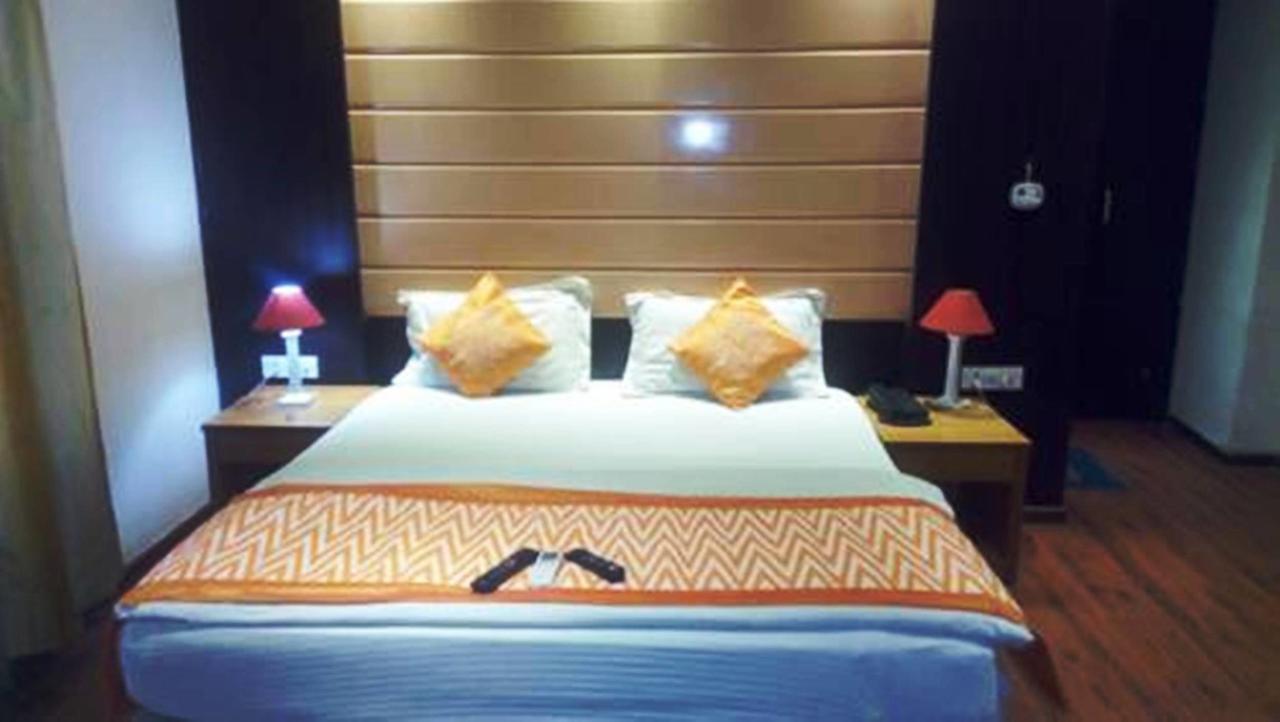 Hotel Vipul Grand Гургаон Екстериор снимка