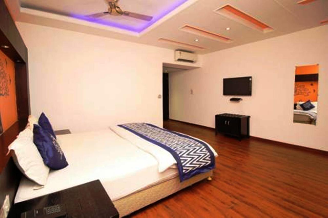 Hotel Vipul Grand Гургаон Екстериор снимка