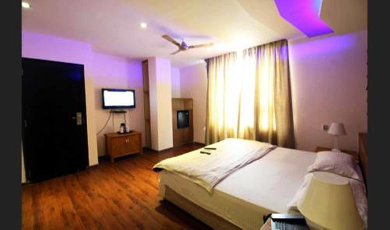 Hotel Vipul Grand Гургаон Екстериор снимка