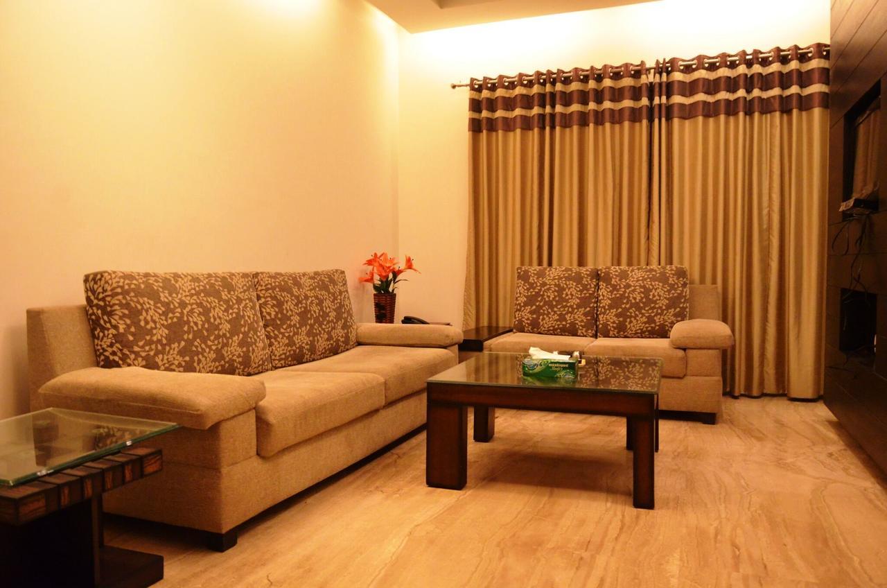 Hotel Vipul Grand Гургаон Екстериор снимка