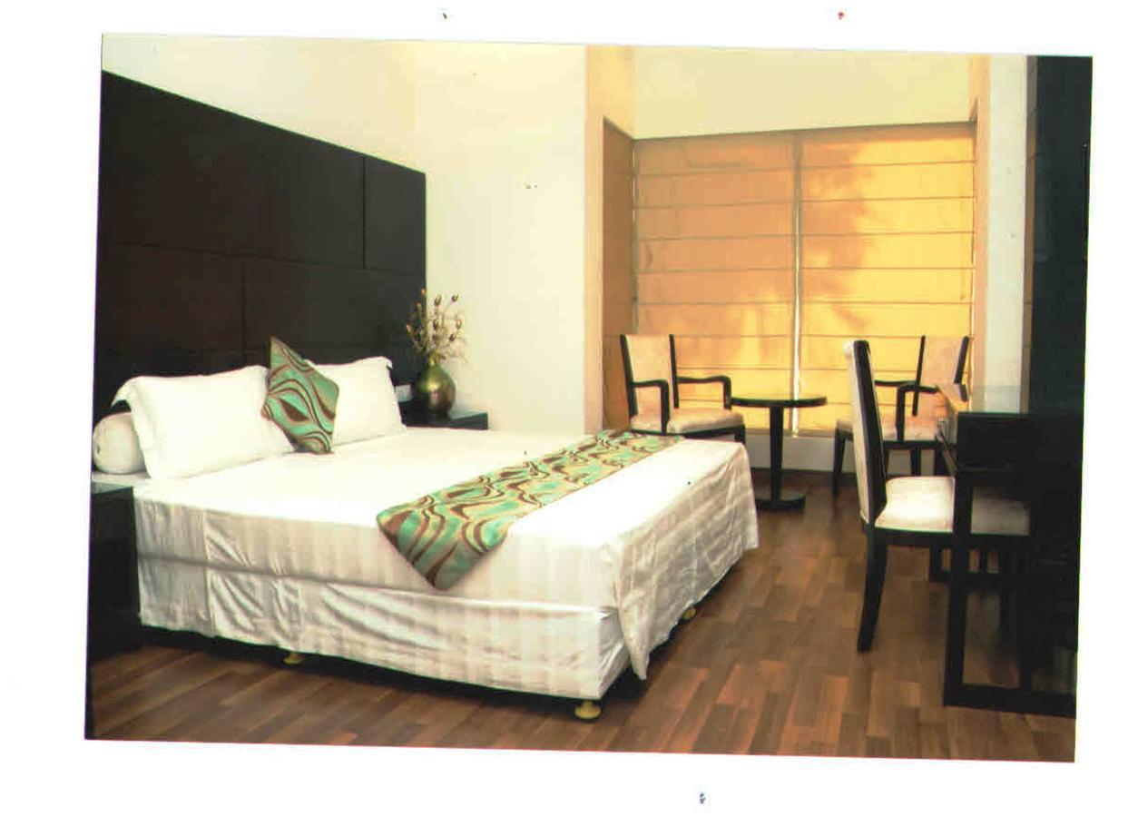 Hotel Vipul Grand Гургаон Екстериор снимка