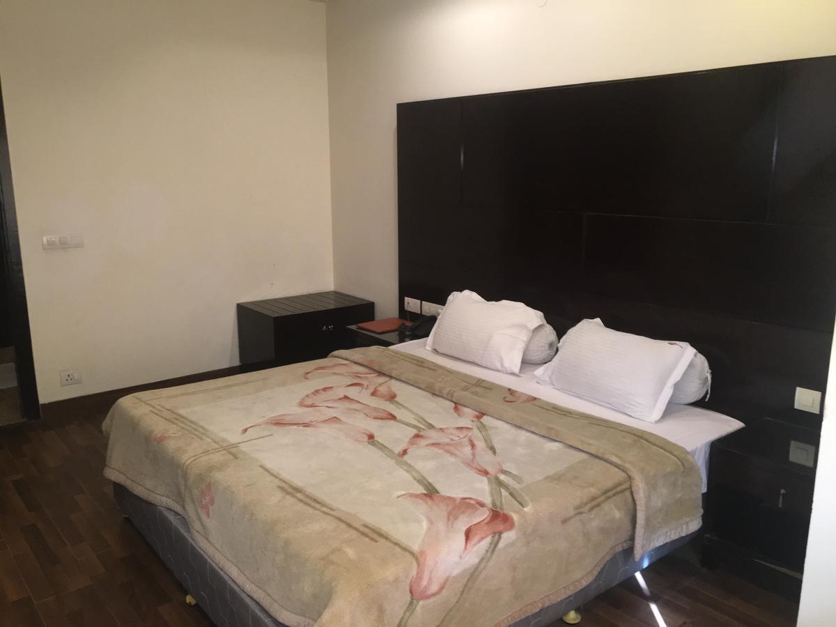 Hotel Vipul Grand Гургаон Екстериор снимка