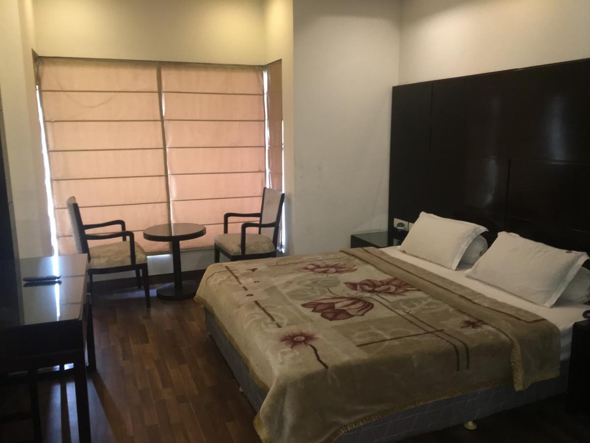Hotel Vipul Grand Гургаон Екстериор снимка
